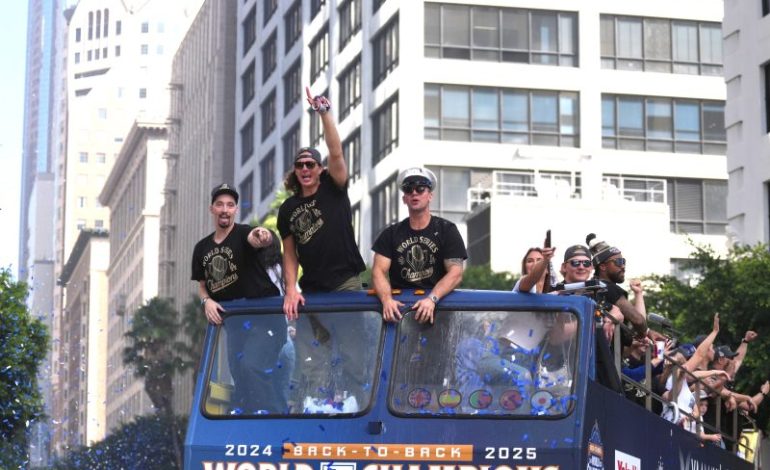  Dodgers take in Lakers-Spurs game after World Series victory