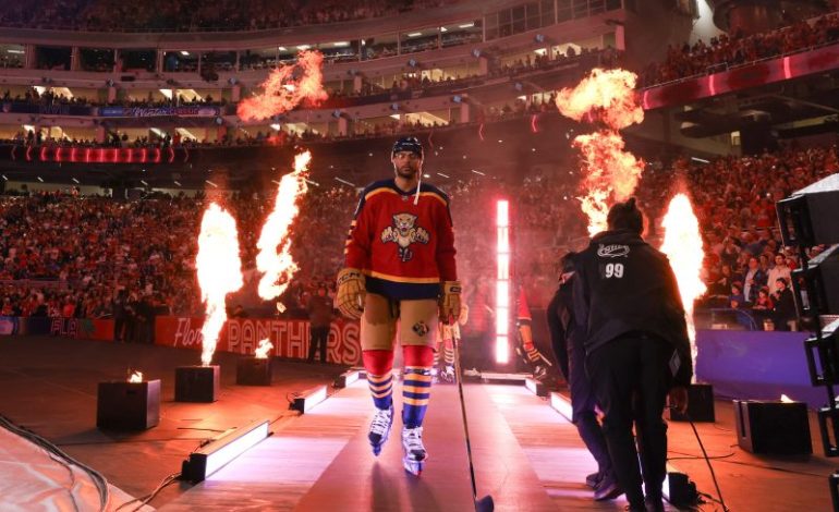  U.S. Olympian leaves Winter Classic after getting hit by puck