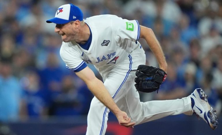  Future Hall of Famer sticking with Blue Jays on new contract